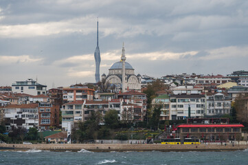 Obraz premium Panorama view of Bosphorus, Istanbul, Turkey. Near the Uskudar pier. Cloudy day and seagulls.