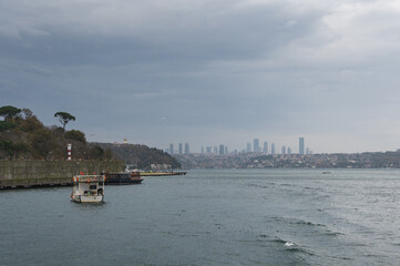 Obraz premium View of the Bosphorus coast on cloudy day, seagulls and boats Istanbul, Turkey.