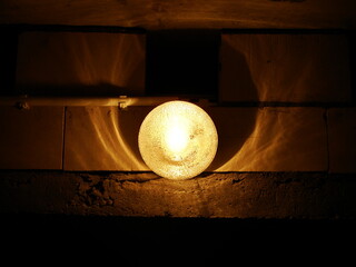 Lampa w piwnicy