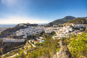 Obraz premium Casares town in Andalusia, Spain, Europe. White-washed village nestled in a mountain valley, bathed in sunlight. A picturesque scene of traditional architecture and stunning landscape.