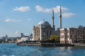 Obraz premium View from the Bosphorus to 18th-century Ortakoy Mosque, formally the Büyük Mecidiye Camii in Beşiktaş, Istanbul, Turkey