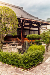 Obraz premium Details of the wooden old houses and narrow lanes in Higashiyama in Kyoto on a quiet day