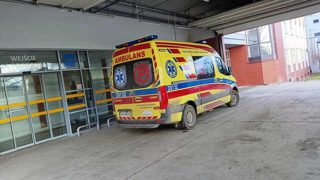 Wroclaw, Polska - 24.01.2025: Szpital im. Gromkowskiego przy ulicy Koszarowej we Wroclawiu. Karetka przed wejsciem do szpitala.