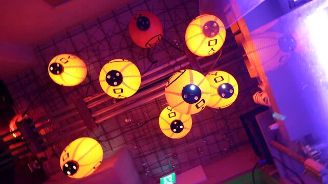 Farolillos japoneses iluminados en un bar de ambiente nocturno