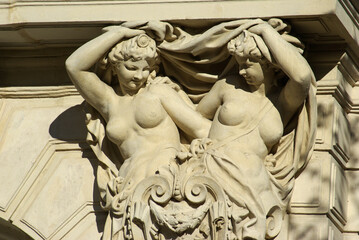 Cariatides sur fa&ccedil;ade &agrave; Paris. France