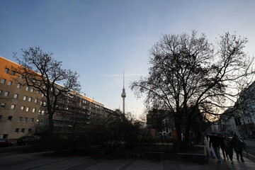 Blick über den Schendelpark im Winter in der Alten Schönhauser Straße auf DDR Plattenbauten und Berliner Fernsehturm im Licht der untergehenden Sonne am Abend in Berlin-Mitte in der Hauptstadt Berlin © Martin Debus