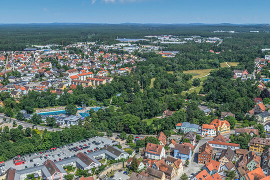 Ausblick auf Roth an der Rednitz im Fr&auml;nkischen Seenland im Sommer