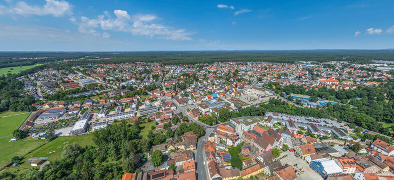 Ausblick auf Roth an der Rednitz im Fr&auml;nkischen Seenland im Sommer