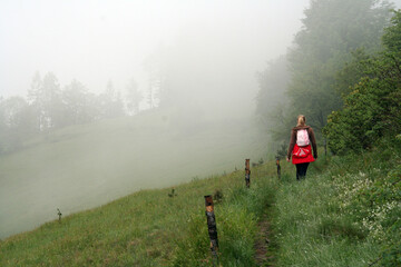 Eine allein wandernde Frau in den Bergen.