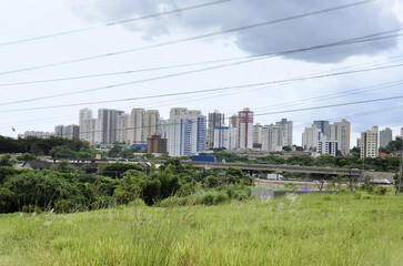 Cars on the Dutra and the residential and commercial buildings in the Jardim Aquárius neighborhood