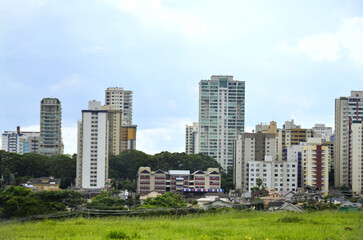 Fototapeta premium View of the green line of residential and commercial buildings in the Jardim Aquárius neighborhood, west of the city of São José dos Campos on a cloudy day