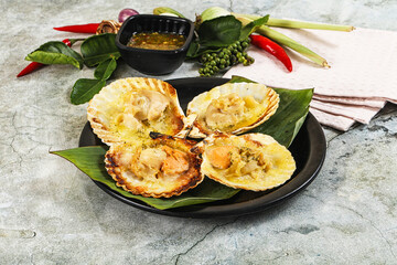 Griiled scallops in shell with cheese