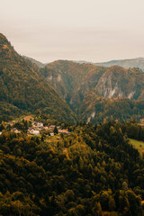 Fototapeta premium A stunning view of majestic mountains and lush valleys under a calm, clear sky with vibrant greenery