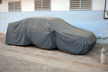 une voiture sous une bâche d protection dans la ville de Dakar au Sénégal en Afrique de l'Ouest