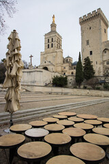 Obraz premium La place du Palais des Papes et la cathédrale Notre-Dame-des-Doms d'Avignon ou basilique Notre-Dame-des-Doms d'Avignon, basilique catholique romaine située à Avignon en France
