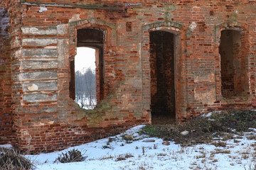 Fototapeta premium Ruins of an unknown abandoned church in the Nizhny Novgorod region of Russia