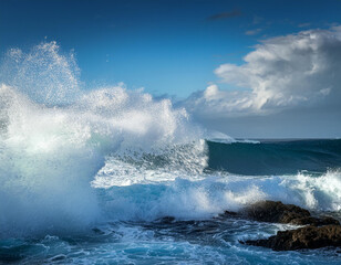 Naklejka premium Ocean waves crashing and creating powerful splashes.
