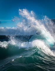 Naklejka premium Ocean waves crashing and creating powerful splashes.