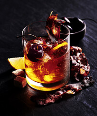 Drink z bekonem w eleganckiej szklance z lodem