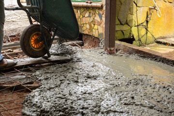 Colado de concreto en obra de construcción residencial