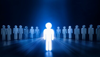 파란색 톤의 어두운 공간에 있는 수많은 인물 실루엣 중 하나만 은색으로 빛나며, 은은한 조명이 중앙의 인물에게 집중되어 있다