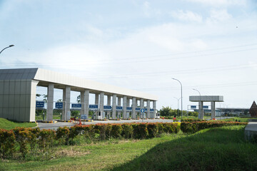 Obraz premium Modern Toll Plaza Architecture on a Sunny Day with Clear Sky
