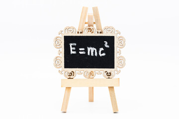 Fórmula de la relatividad general de Einstein escrita con tiza en una pizarra, aislado en blanco	