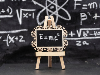 Fórmula de la relatividad general de Einstein escrita con tiza en una pizarra