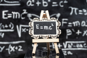 Fórmula de la relatividad general de Einstein escrita con tiza en una pizarra