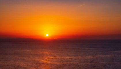 멀리 수평선 위로 떠오르는 선명한 일출, 붉고 따뜻한 색감의 태양