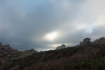 Brume au lever du jour en bord de mer - Bretagne France
