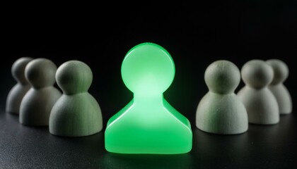 검은 배경 위에서 흐릿한 회색 인물들 사이에 한 인물이 녹색 빛으로 강렬하게 빛나며 중심에 자리 잡는다