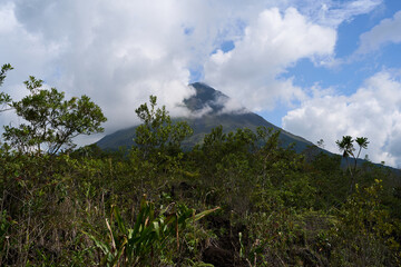 Fototapeta premium La Fortuna, Costa Rica - November 20, 2024 - walk around the Arenal volcano with breathtaking views in Provincia de Alajuela 