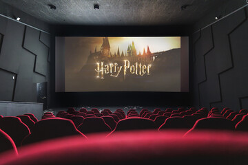 Obraz premium A movie theater with the iconic Hogwarts castle from the Harry Potter film series displayed on the big screen