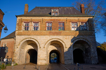 Porte de Gand is a significant historical landmark on the site of Lille city walls constructed between 1617 and 1621 .