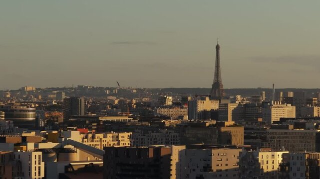 Vue a&eacute;rienne de Paris captur&eacute;e par drone, mettant en sc&egrave;ne la Tour Eiffel en arri&egrave;re-plan qui est un monument historique majeur, entour&eacute;e d'immeubles et d'un panorama urbain unique.