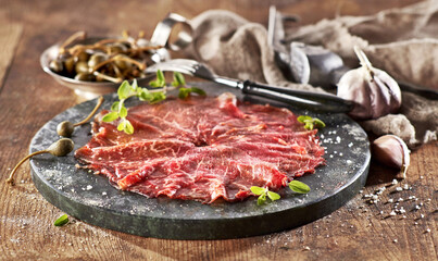 Carpaccio na kamiennej desce do serwowania