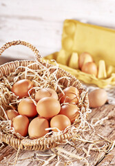 Surowe jajka w koszu © Jolaya