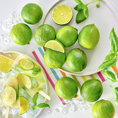 Limonkowe lody domowe z kostkami lodu i limonkami © Jolaya