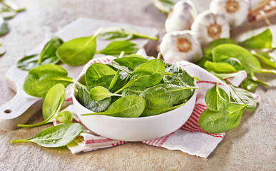 Świeże liście szpinaku na białej misce w kuchni © Jolaya
