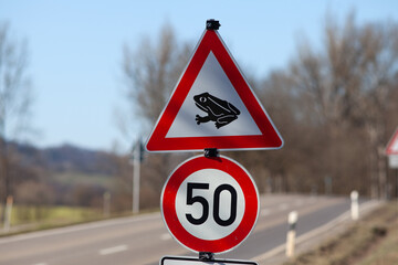 Schild Krötenwanderung. Verkehrschild warnt Autofahrer	