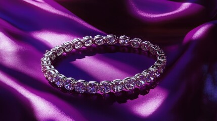 Obraz premium A brilliant diamond bracelet placed on a striking purple background, reflecting light.
