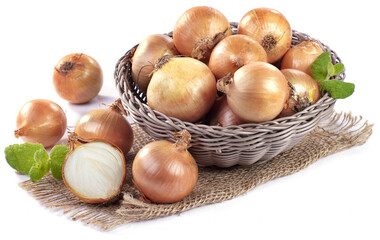 Cebula luskana na naturalnym tle w wiklinowym koszu © bluefox