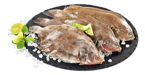 Limanda ryba na czarnym kamieniu z dodatkiem cytryny © Jolaya