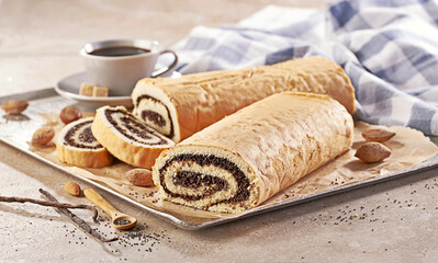 Rolada makowa na blaszce z filiżanką kawy © Jolaya