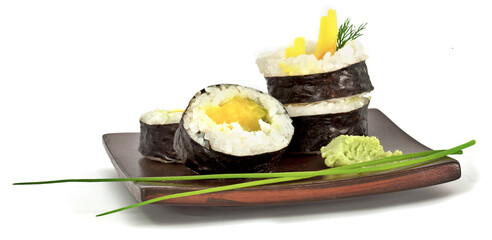 Sushi z mango i wasabi na  talerzu w jasnym tle © Jolaya