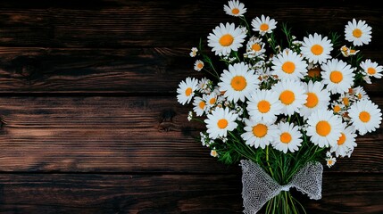 Obraz premium A vase with daisies, placed on a wooden table and wrapped in white cloth
