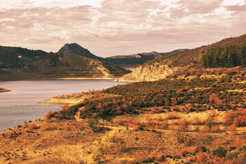 Paisaje montañas con lago y tono anaranjado