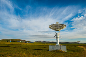 Radio telescopes and the Milky Way at night
