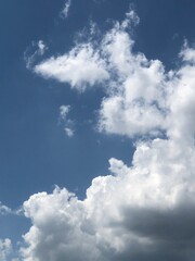 파란 하늘과 하얀 뭉게 구름 